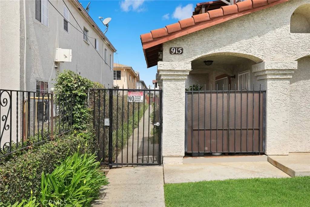 Montebello, CA 90640,915 Carob Way #2