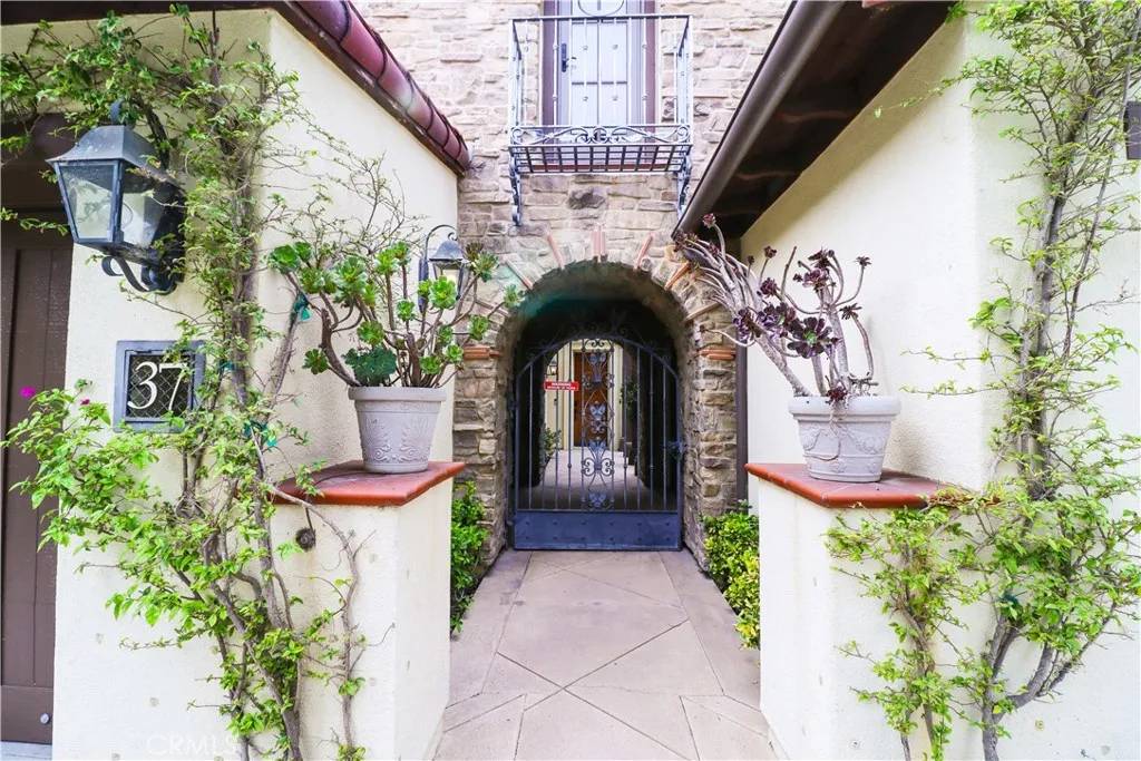 Irvine, CA 92603,37 view ter