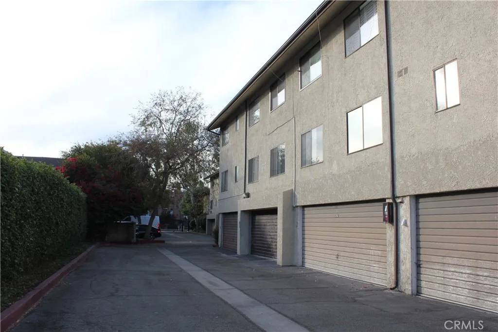 Reseda, CA 91335,7304 Corbin Avenue #F