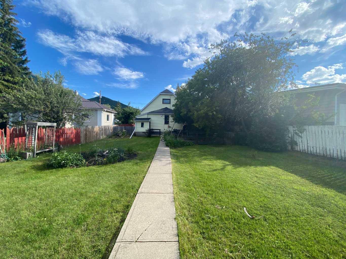 Blairmore, AB T0K 0E0,13009 18 AVE