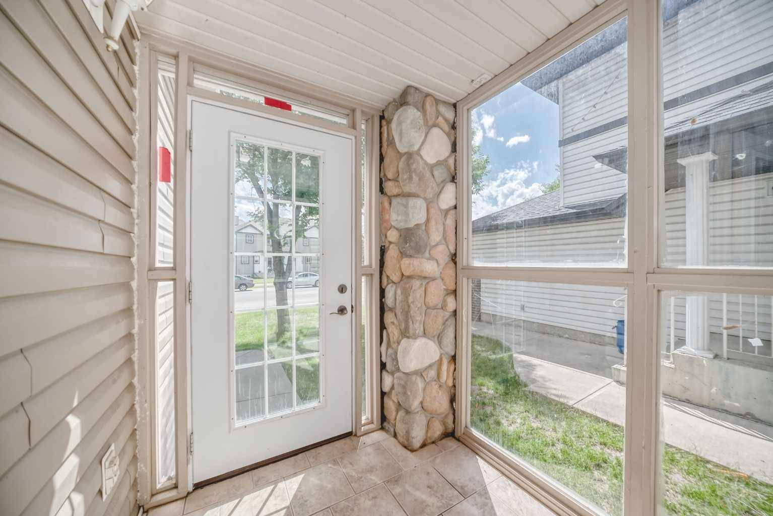 Calgary, AB T3J4W9,106 Saddletree DR NE