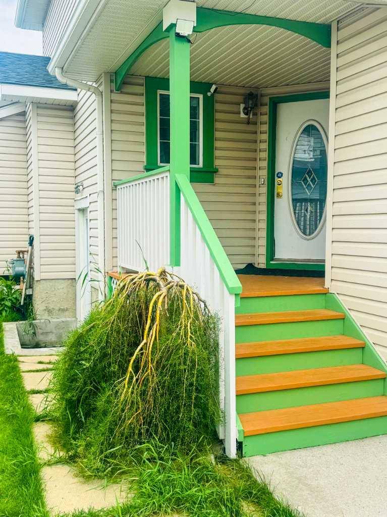 Calgary, AB T3J 3W1,68 Martha's Haven GDNS NE