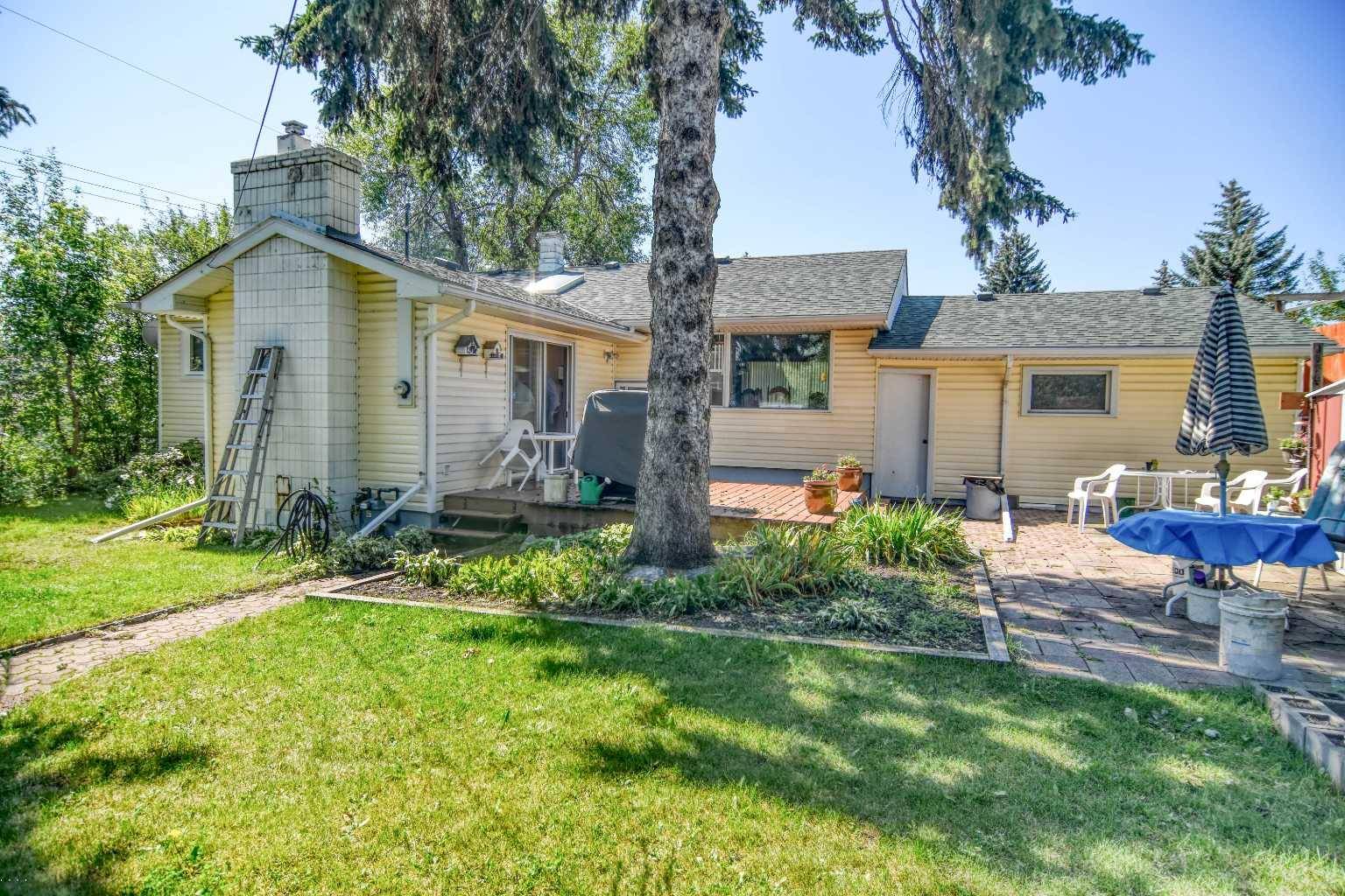 Calgary, AB T2K 2T8,1140 Trafford DR NW