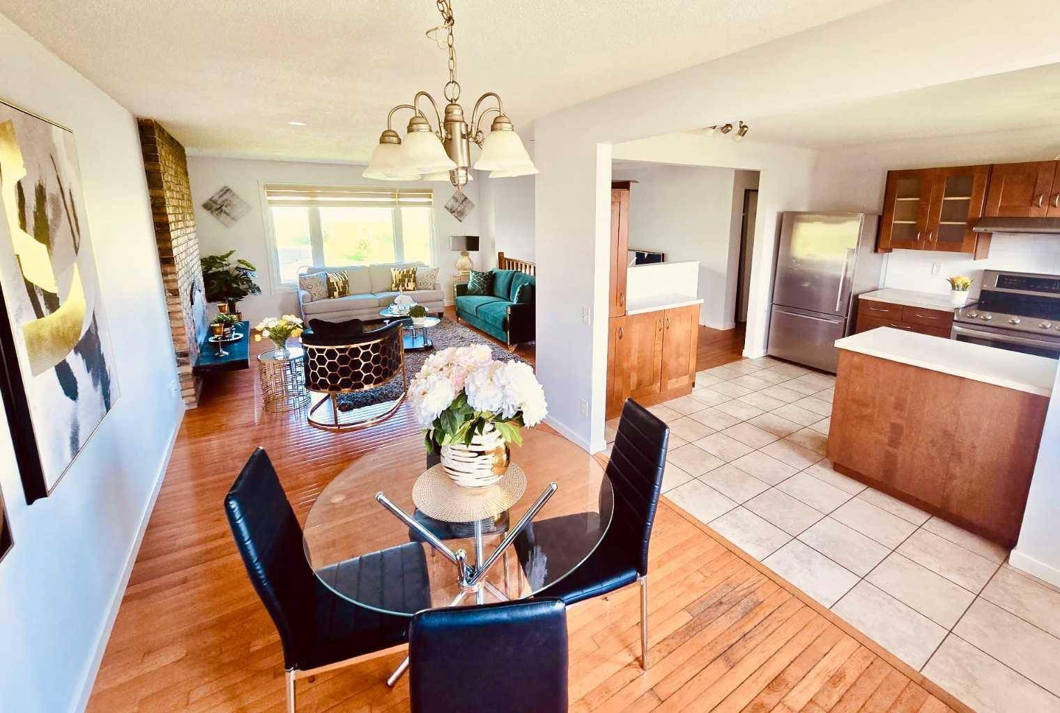 Calgary, AB T2A 4R2,319 Manora DR NE