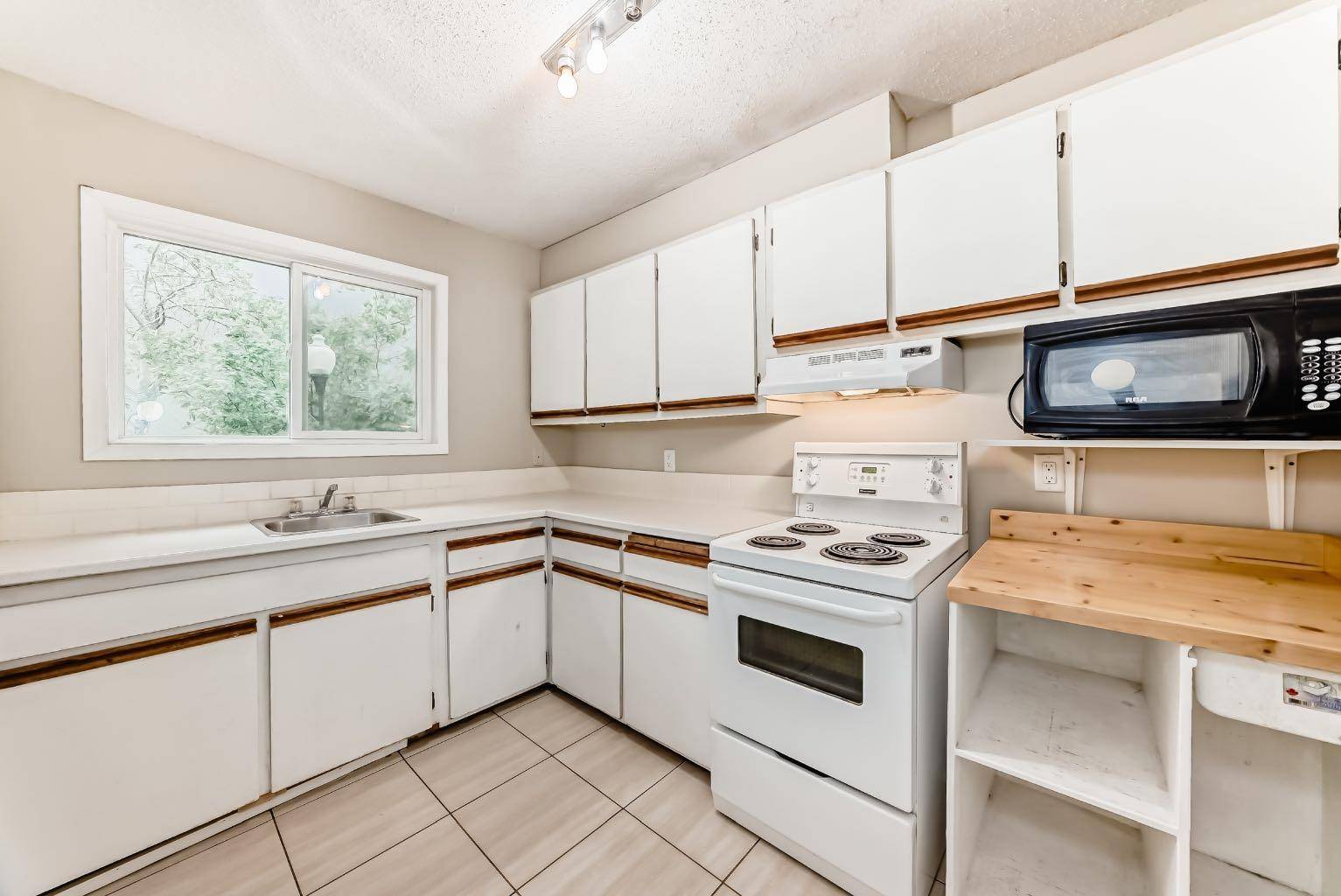 Calgary, AB T2J 0A4,251 90 AVE SE #90