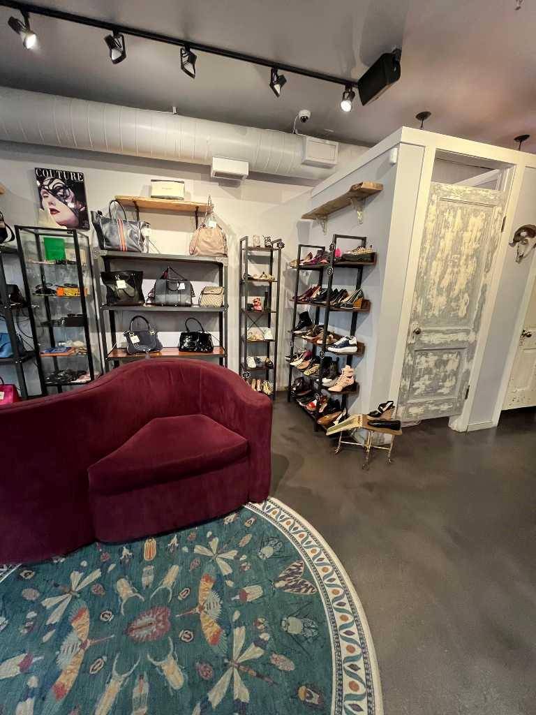 Calgary, AB T2V1K2,123 Trail SW