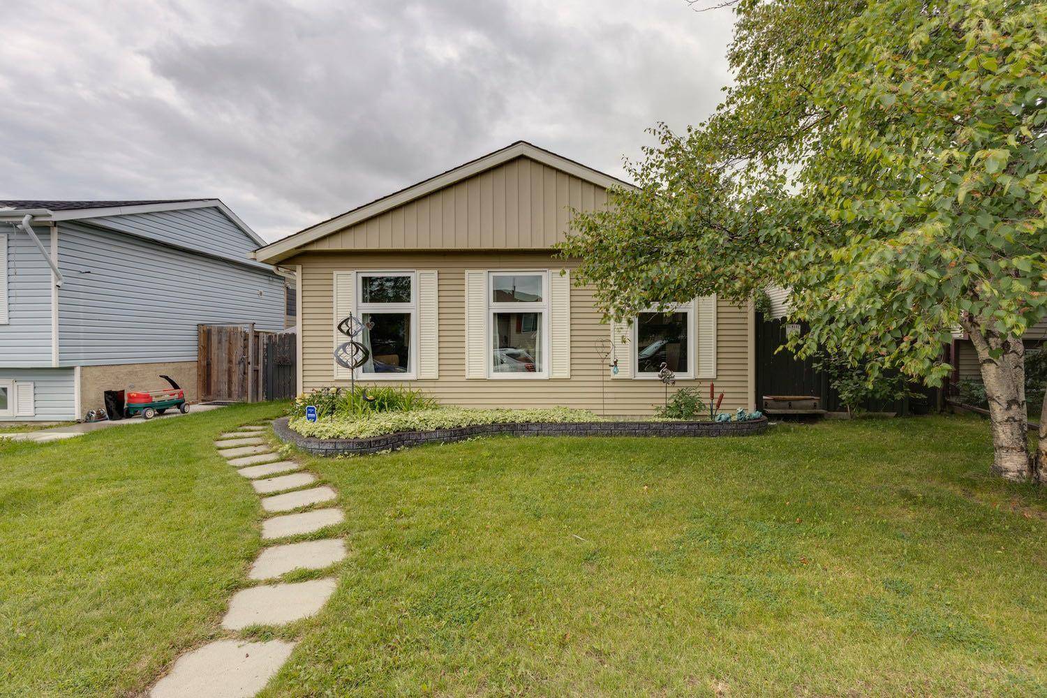 Calgary, AB T3J 1X2,87 Falton Close NE