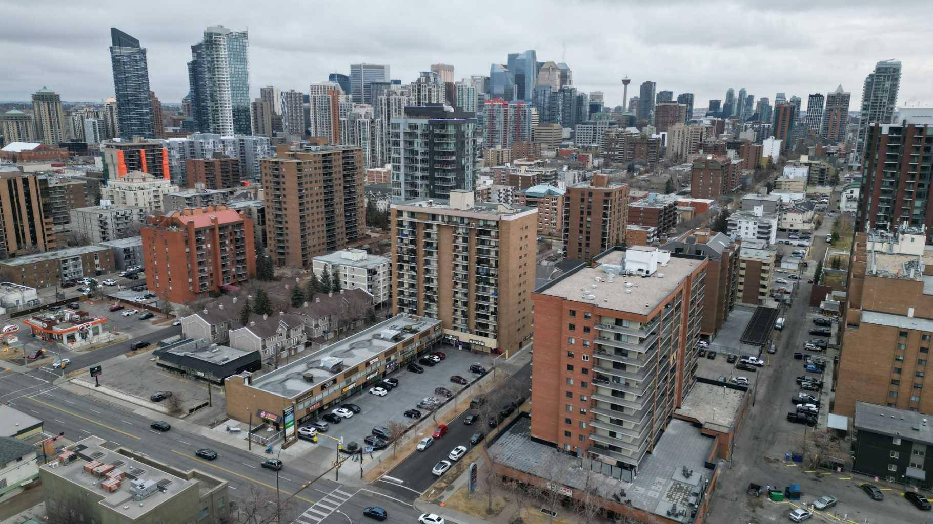 Calgary, AB T3C 3N6,1330 15 AVE SW #118
