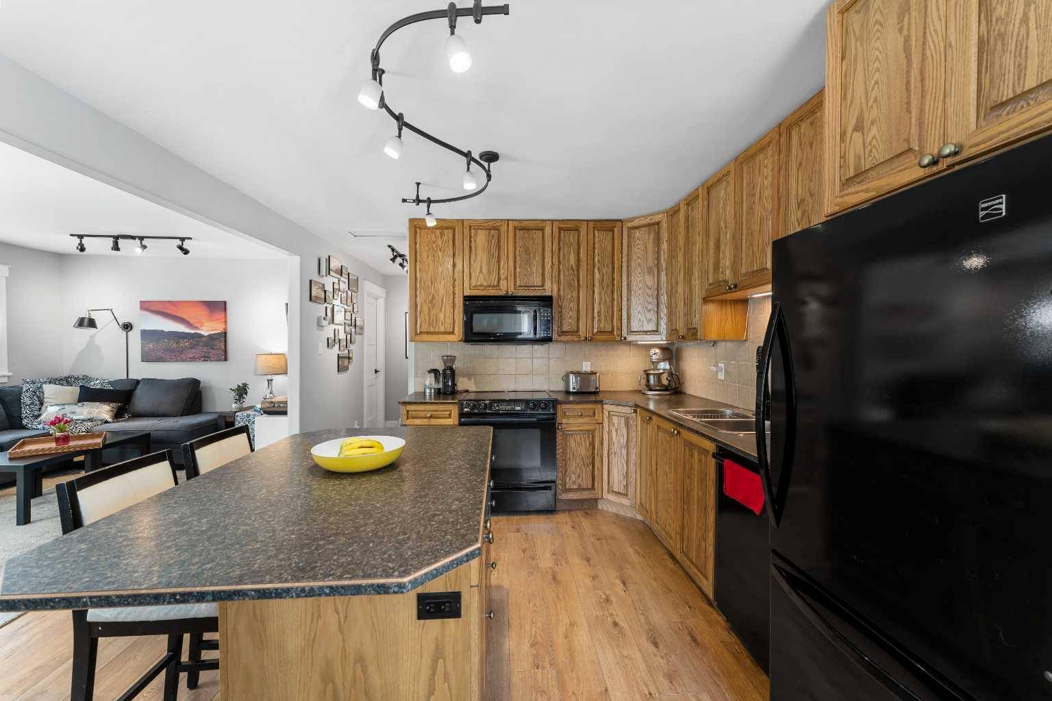 Calgary, AB T3B 1R7,8736 34 AVE NW