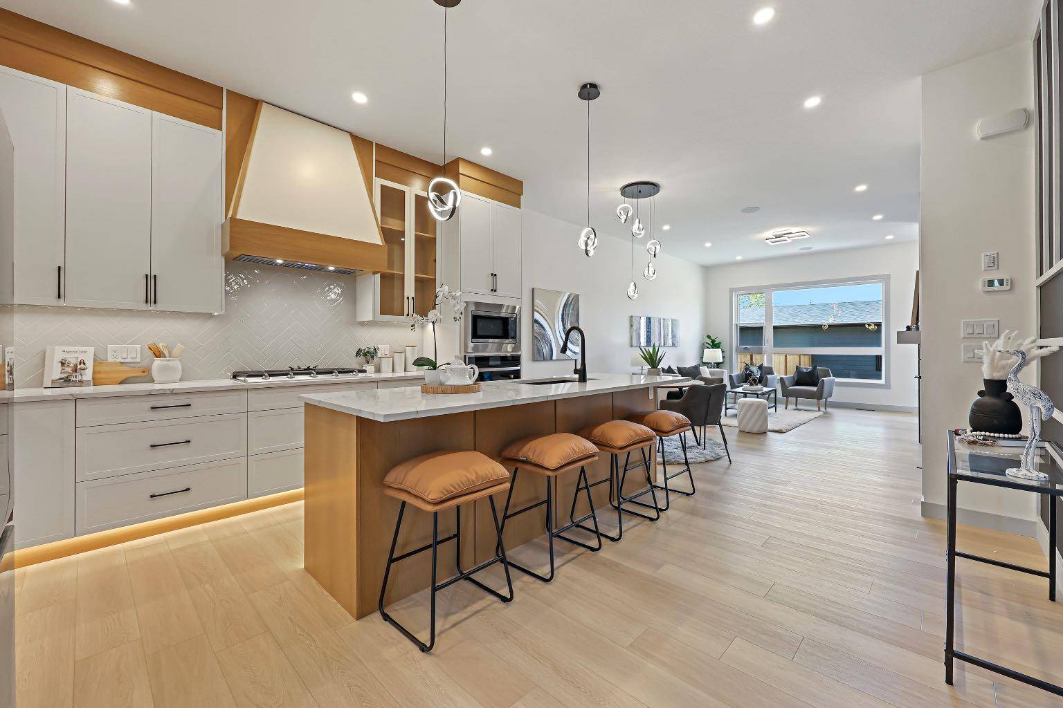 Calgary, AB T3B 2R4,4627 84 ST NW