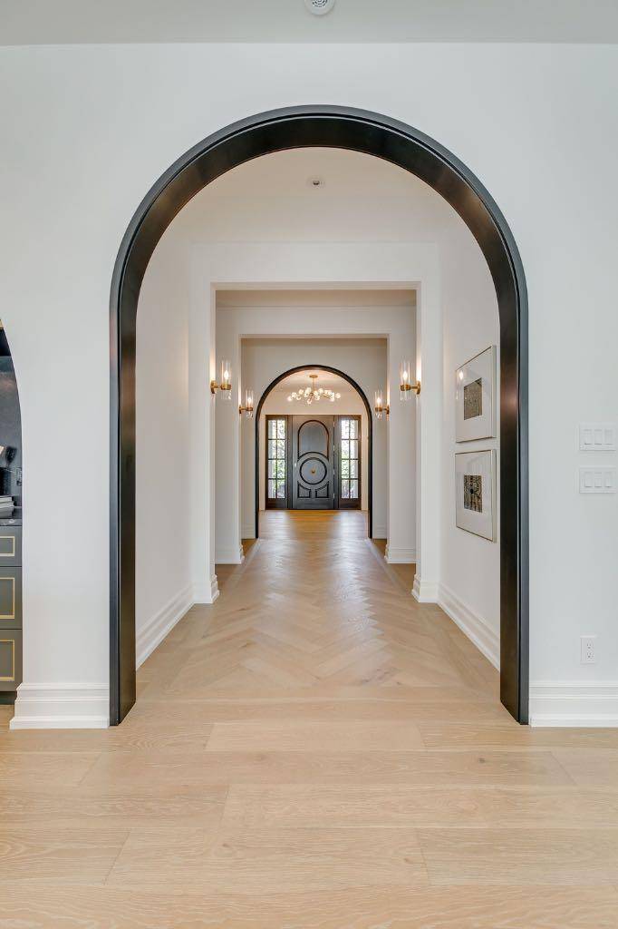 Calgary, AB T2S 0P9,109 Roxboro RD SW