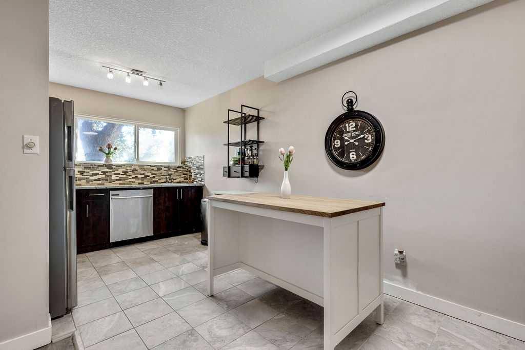 Calgary, AB T2V1K6,8239 Elbow DR SW #226