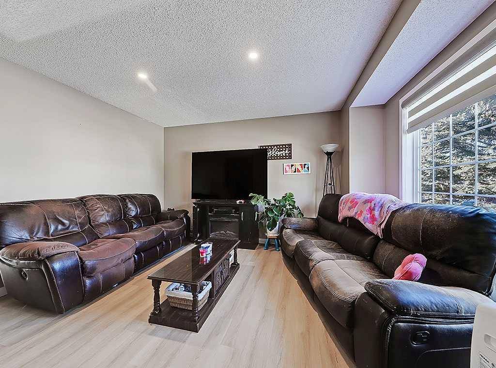 Calgary, AB T3K 4C5,292 Coventry Close NE