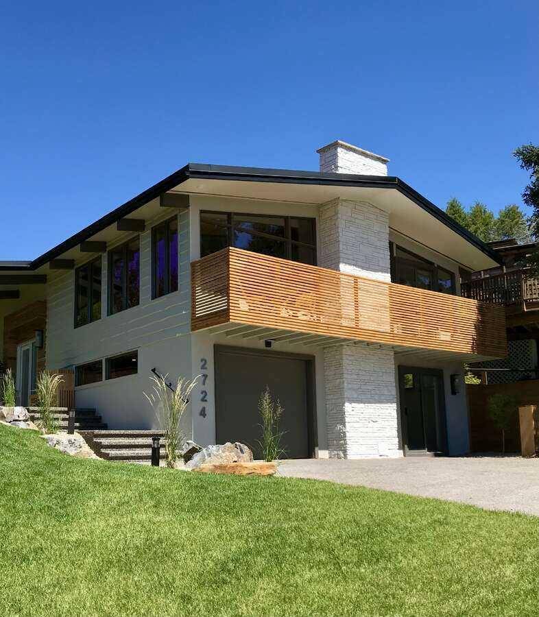 Calgary, AB T2L 1E1,2724 Crawford RD NW