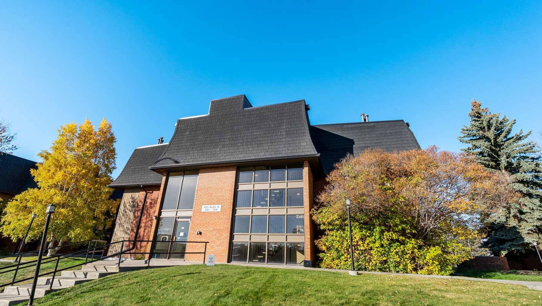 Calgary, AB T3A 2C9,4001B 49 ST NW #2208