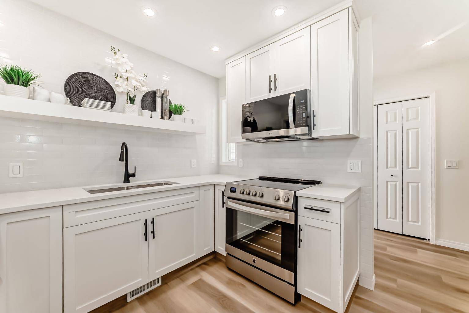 Calgary, AB T3G 3X2,126 Hawkstone MNR NW