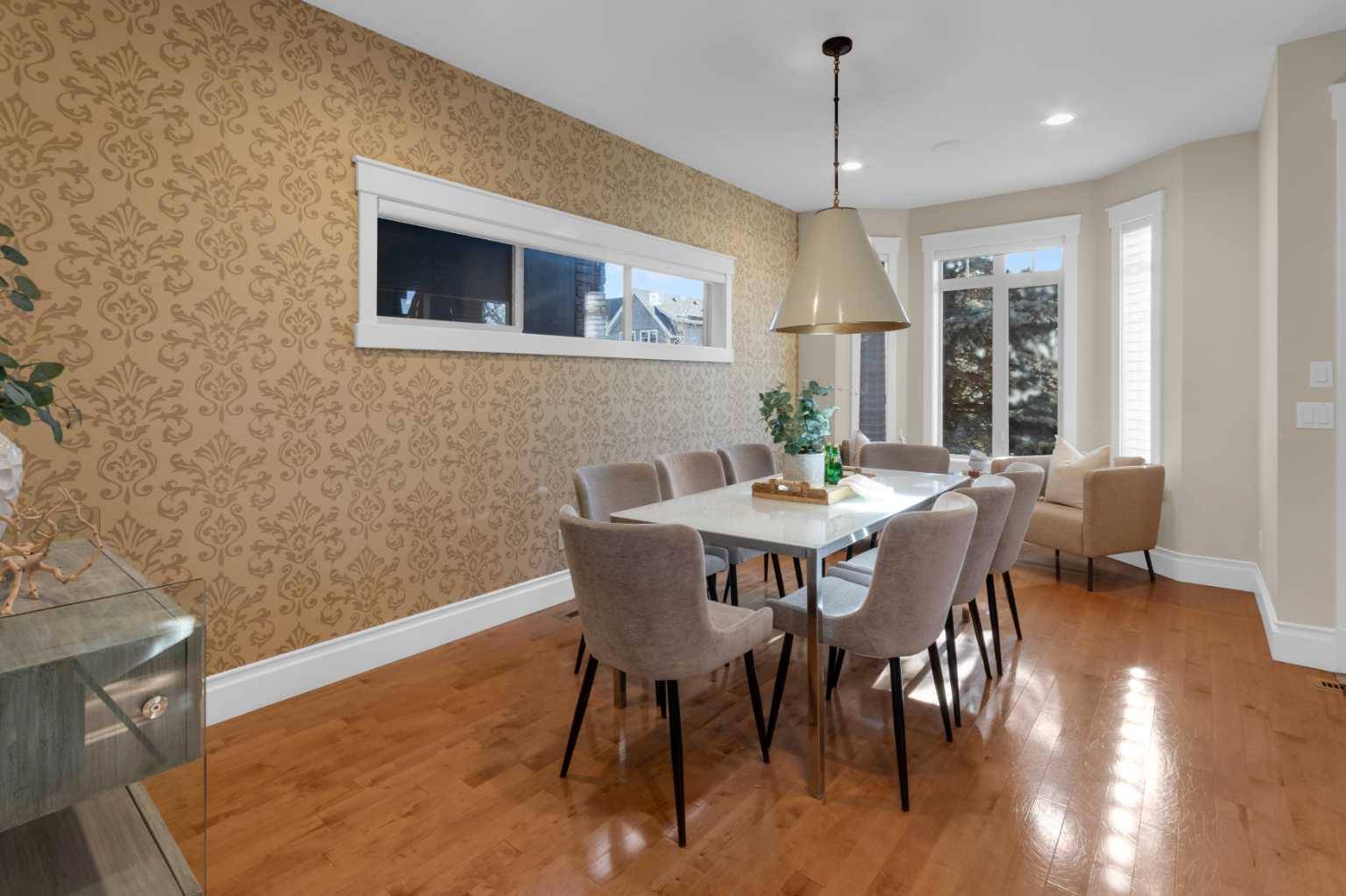 Calgary, AB T2T 2V4,2046 49 AVE SW