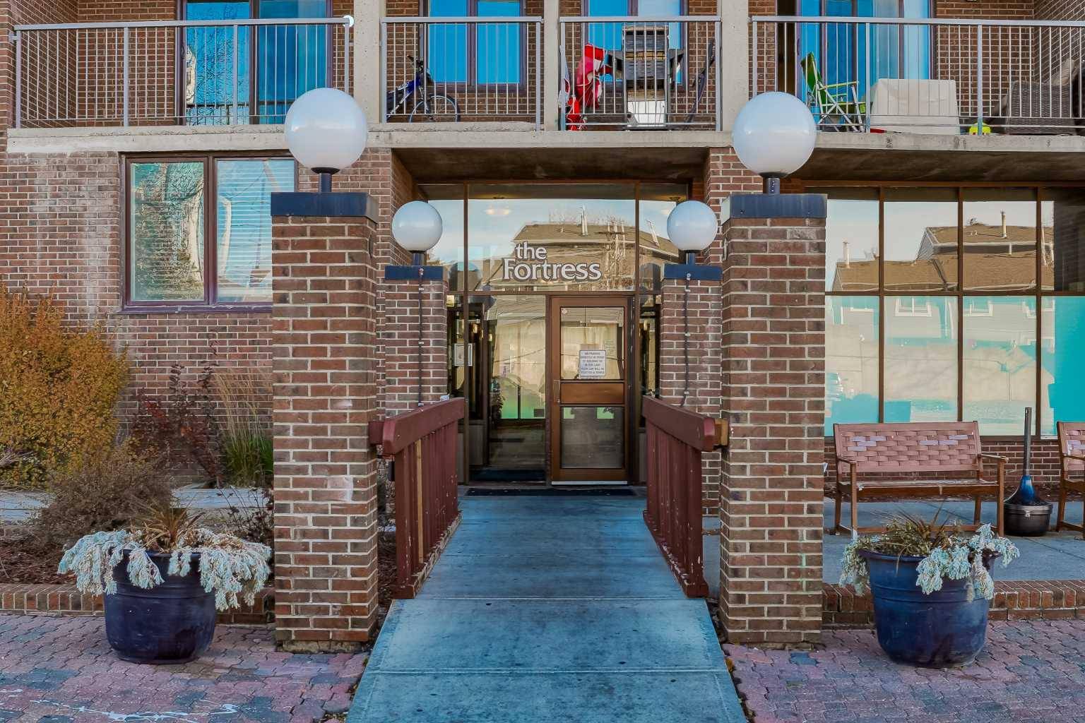 Calgary, AB T3A 2E6,4944 Dalton DR NW #514