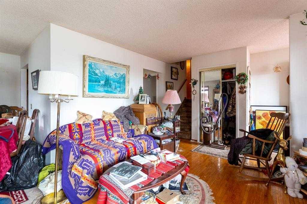 Calgary, AB T2K 4M3,7803 Hunterslea CRES NW