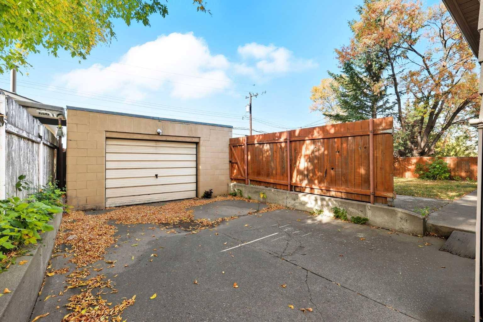 Calgary, AB T2H 1B4,23 Fairview DR SE