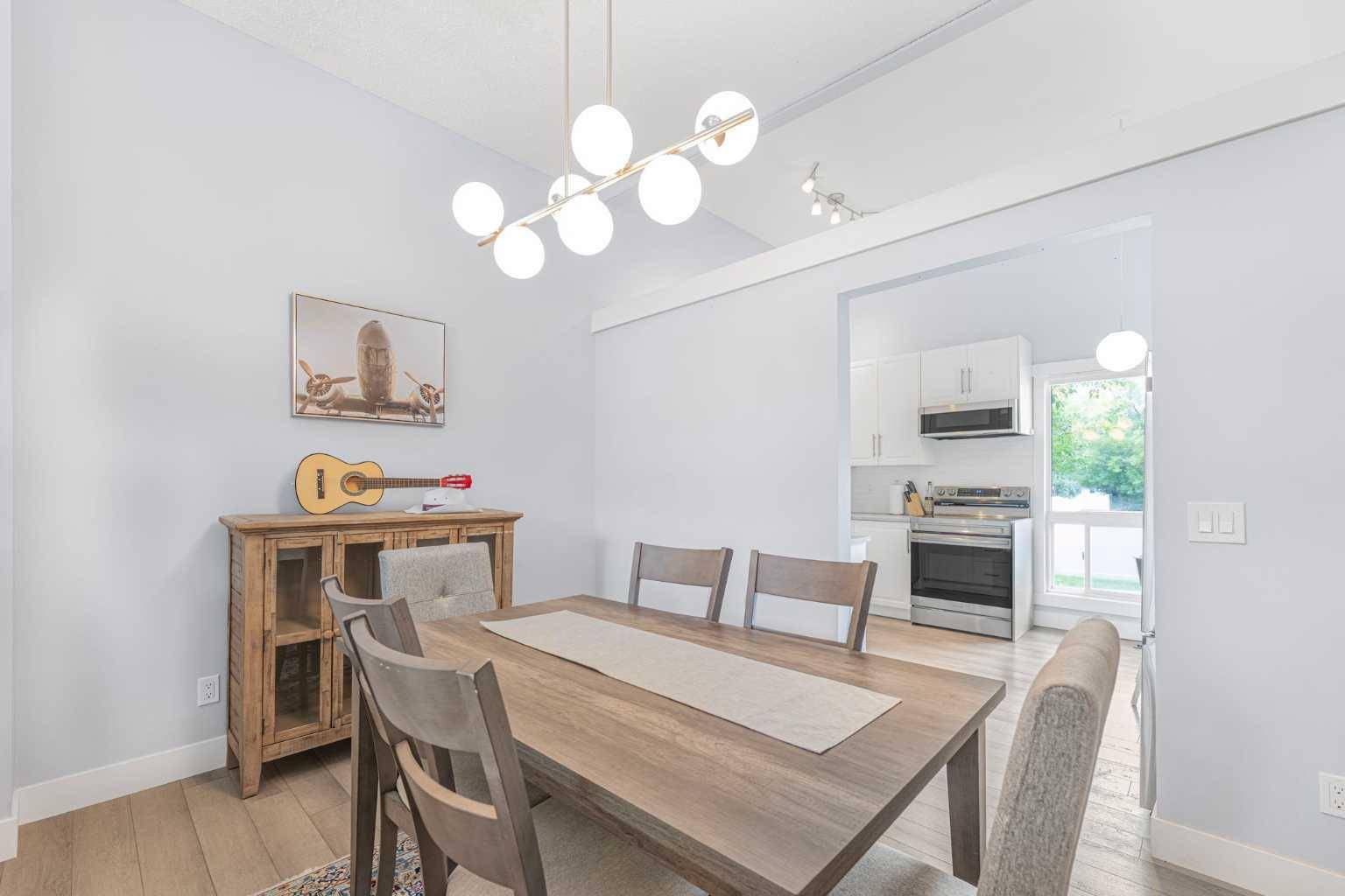 Calgary, AB T2W 1B6,352 Brae Glen RD SW