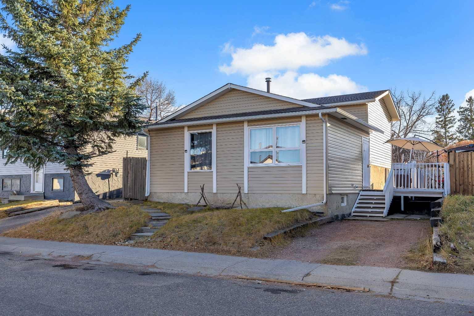 Calgary, AB T3J 1N3,16 Castleglen CRES NE