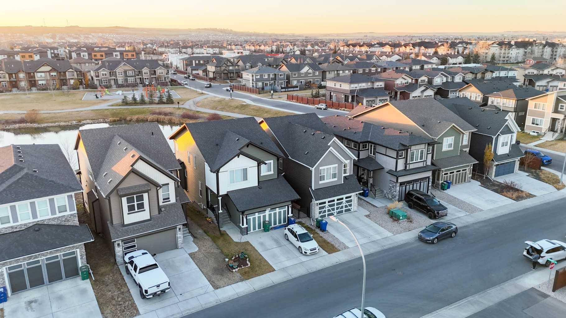 Airdrie, AB T4B 5H1,15 Midgrove DR SW