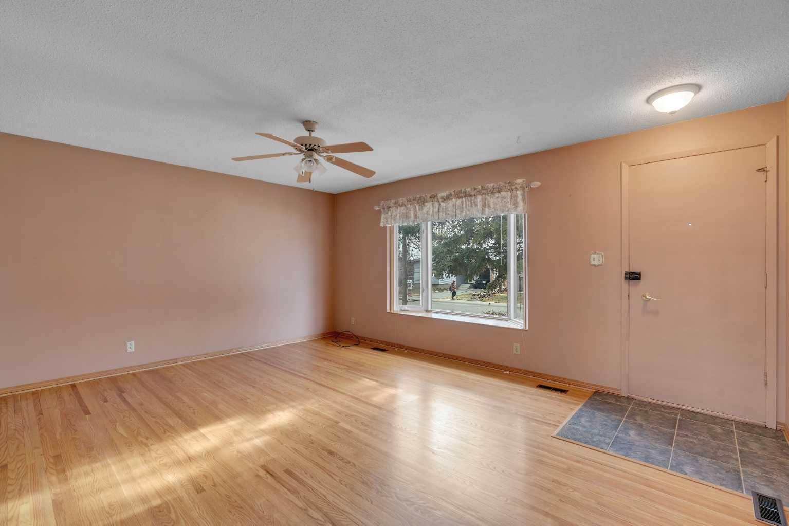 Calgary, AB T2A 1X7,832 Raynard CRES SE