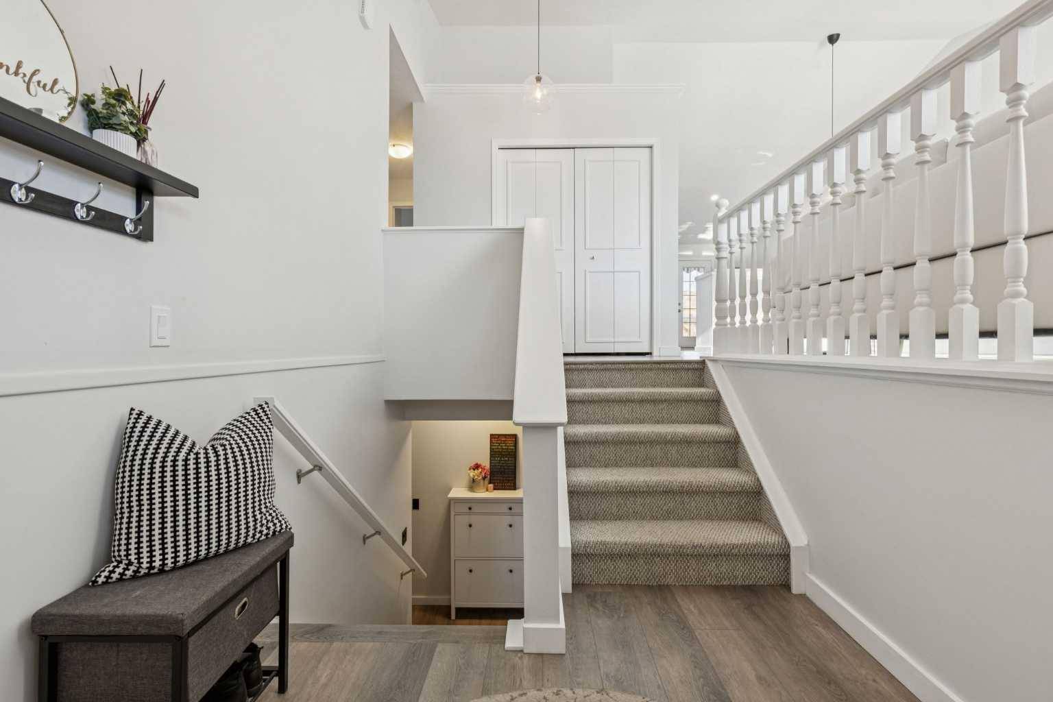 Cochrane, AB T4C 1K1,36 Riverview DR