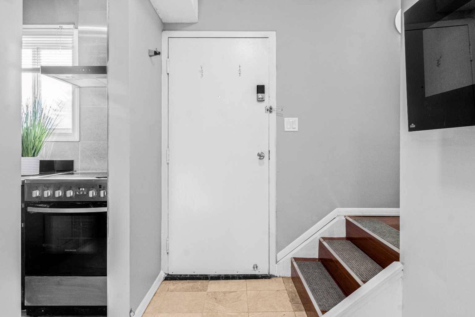 Calgary, AB T2E 2Y3,3726 Centre ST NE #8