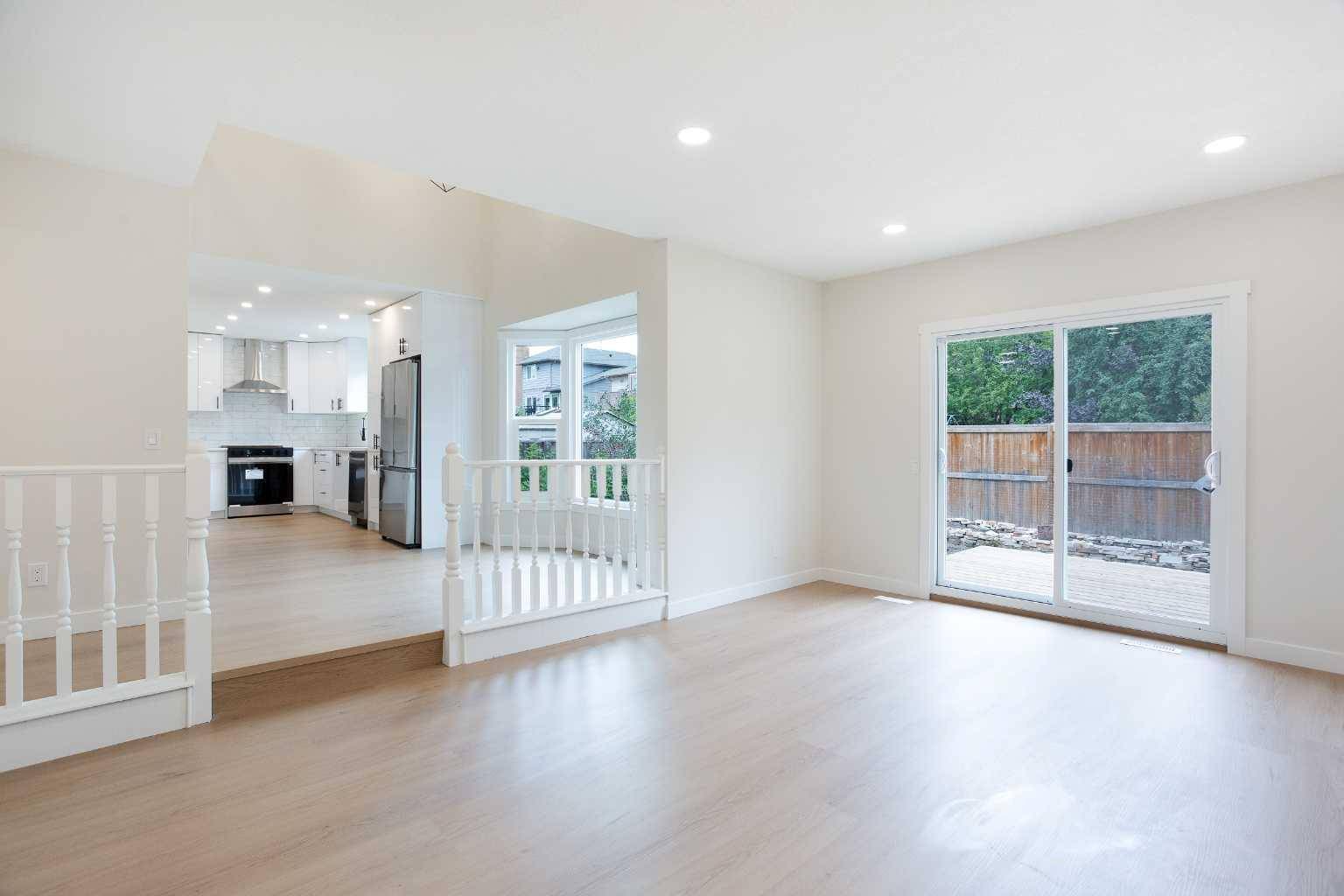 Calgary, AB T3G1X5,24 Hawkwood CRES NW