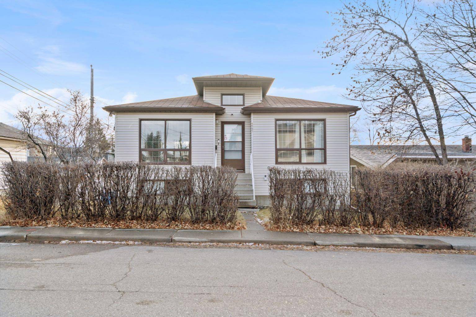 Calgary, AB T3E 1C9,4507 37 AVE SW