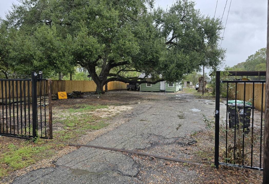 Houston, TX 77047,13609 Hooper RD