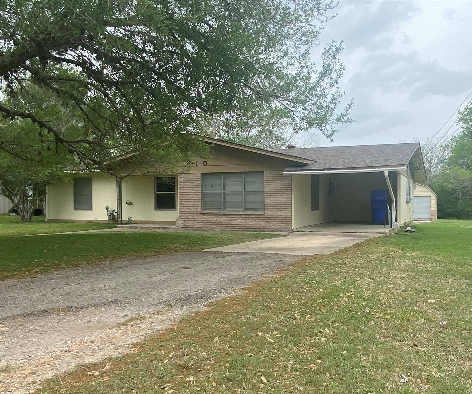 Yoakum, TX 77995,410 Svoboda ST