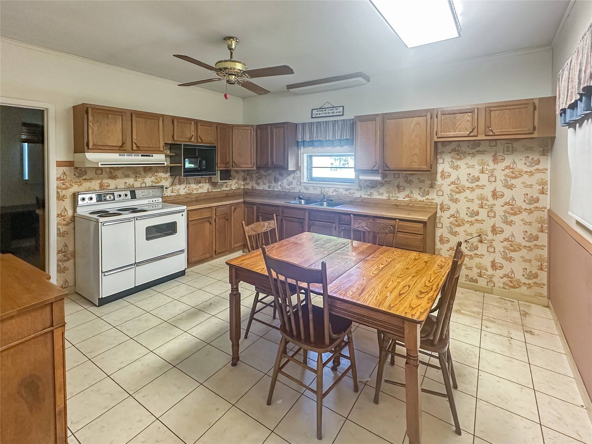 Flatonia, TX 78941,118 N Converse ST