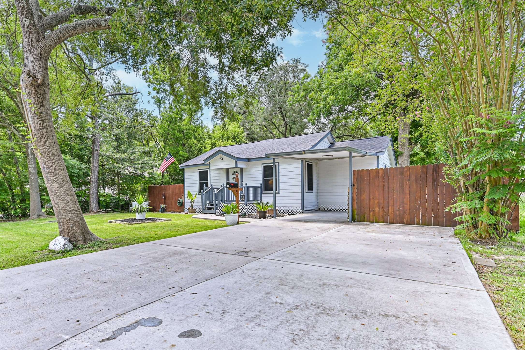 La Marque, TX 77568,615 Honeysuckle DR