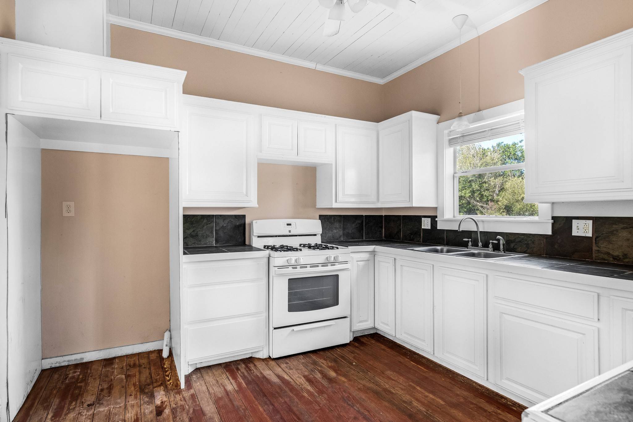 Schulenburg, TX 78956,104 Russek ST