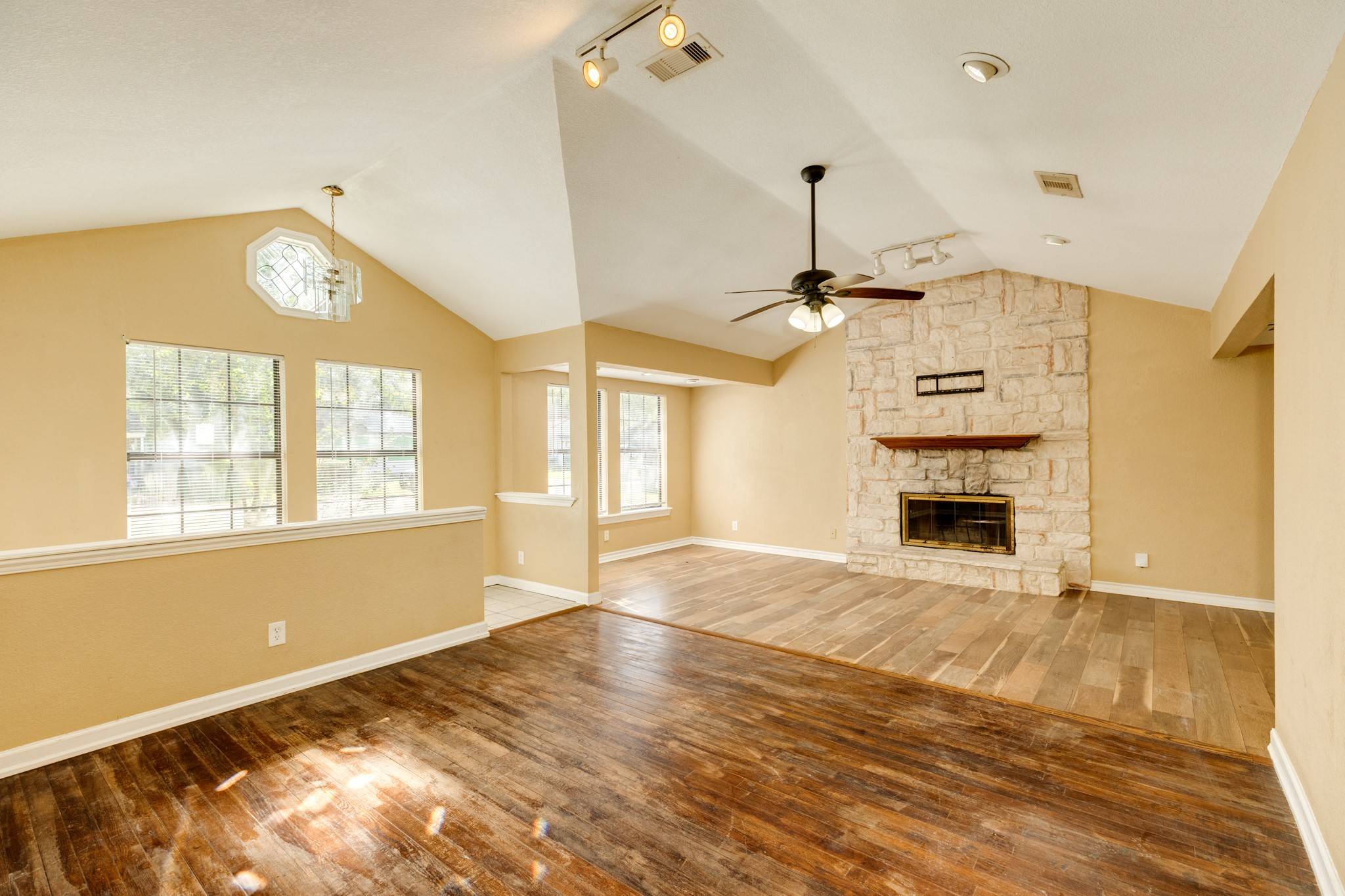 Angleton, TX 77515,731 Kyle ST