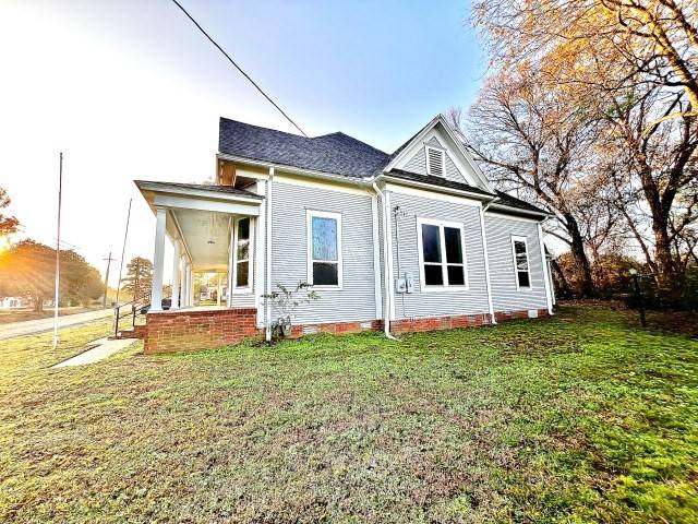 Naples, TX 75568,208 Daingerfield ST