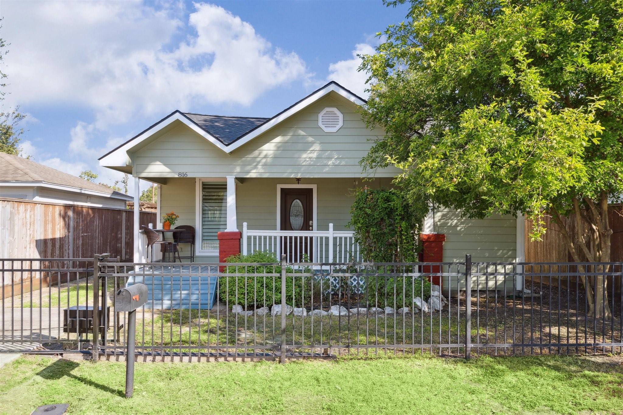 Houston, TX 77009,816 Kern ST