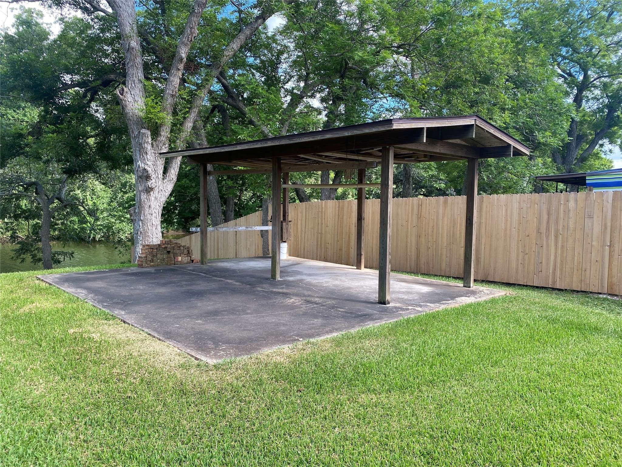 Clute, TX 77531,127 Woodcrest ST