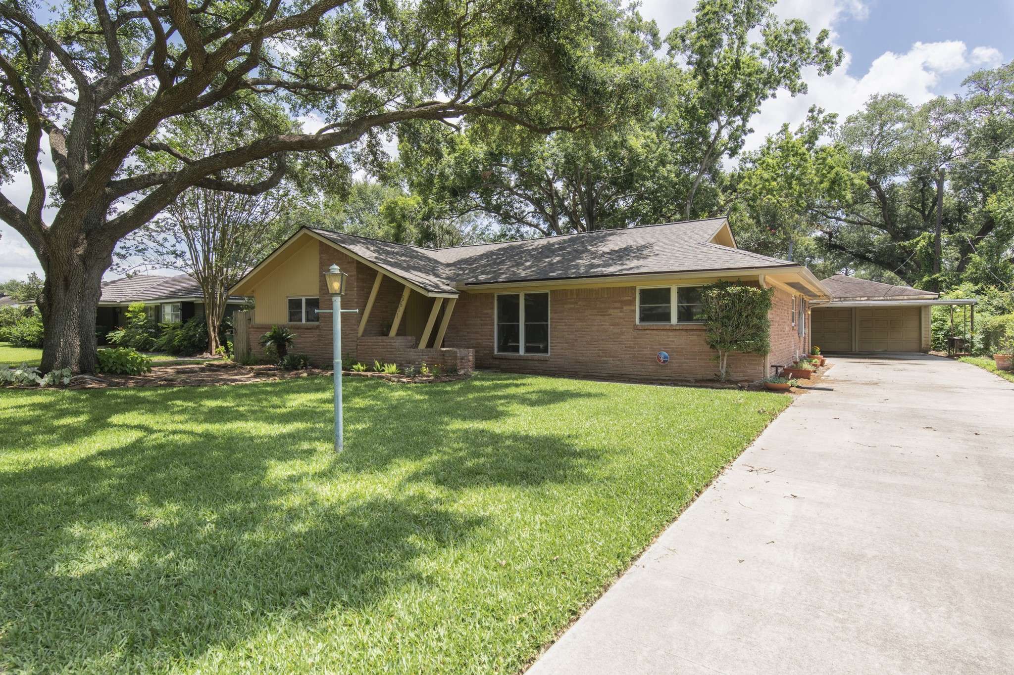 Houston, TX 77096,5611 Spellman RD