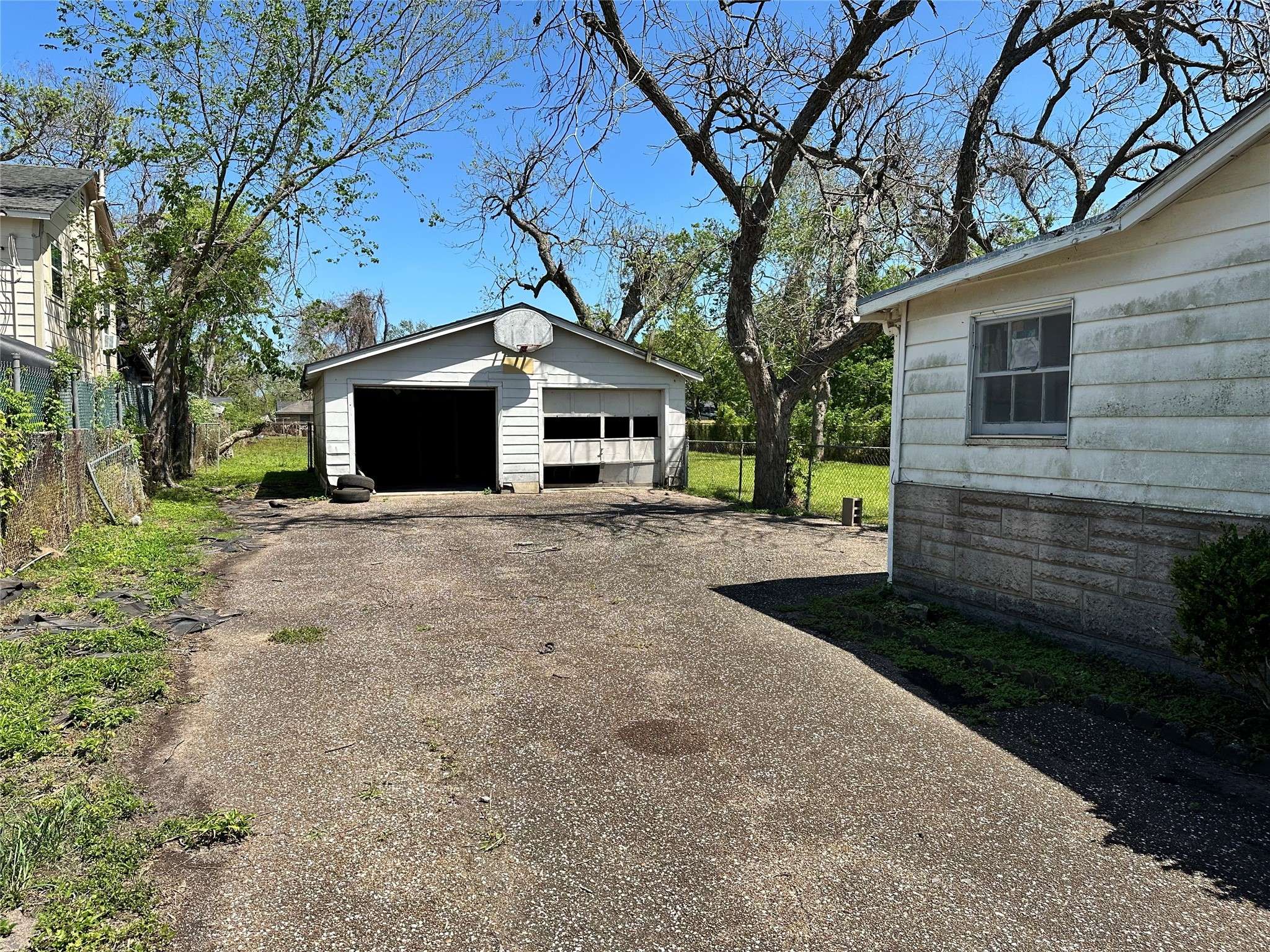 Clute, TX 77531,249 S Main ST