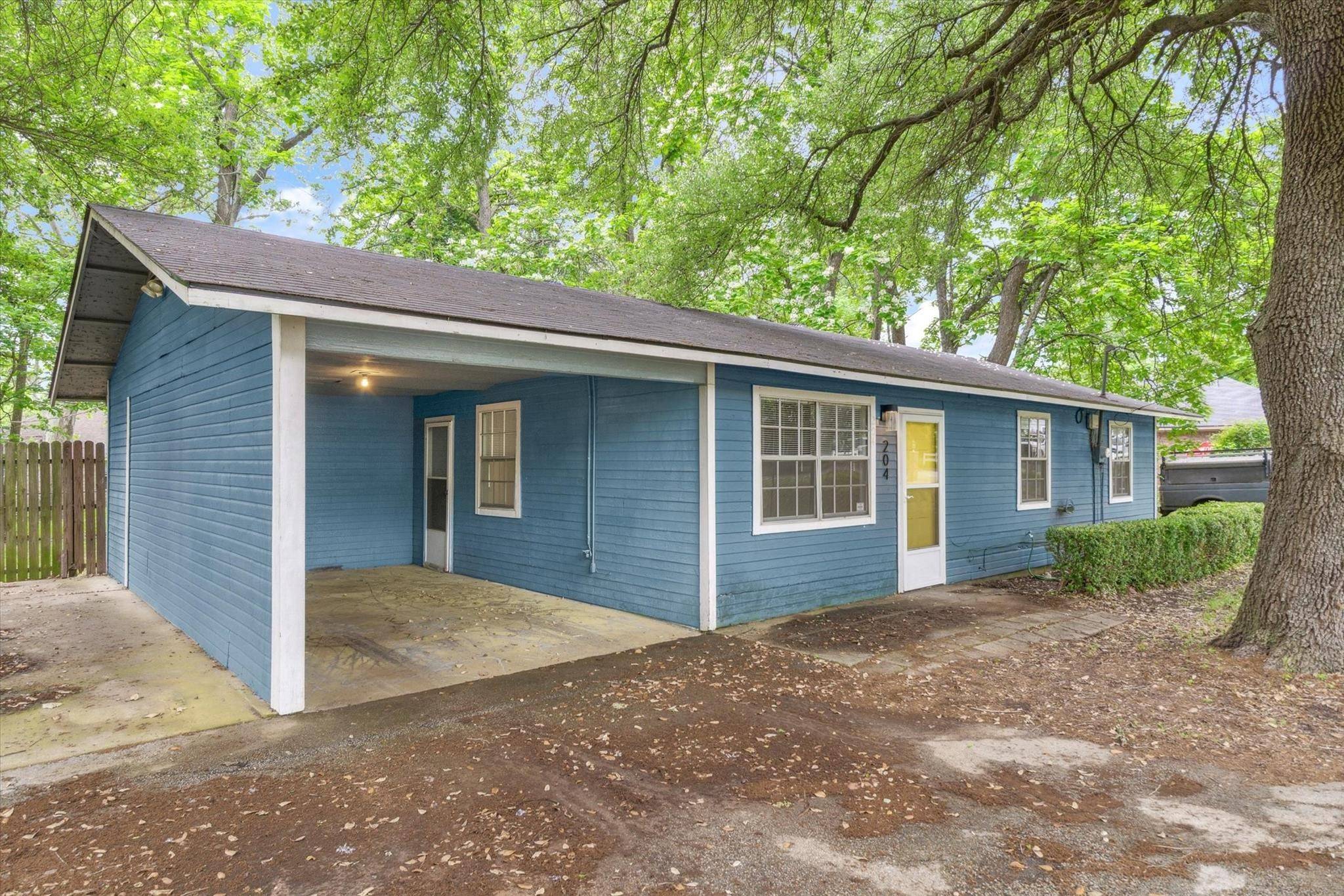 Lindale, TX 75771,204 Half ST