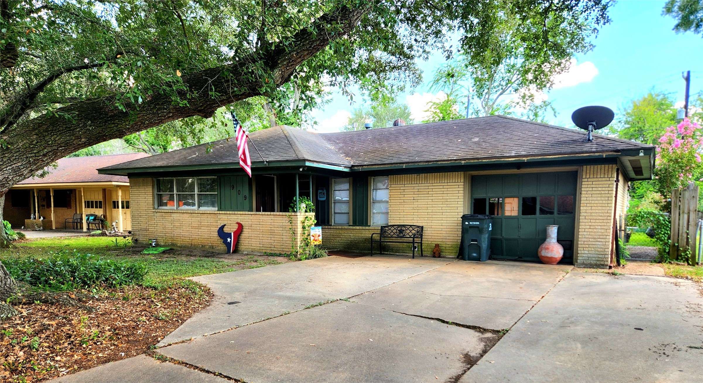 El Campo, TX 77437,909 Peach ST