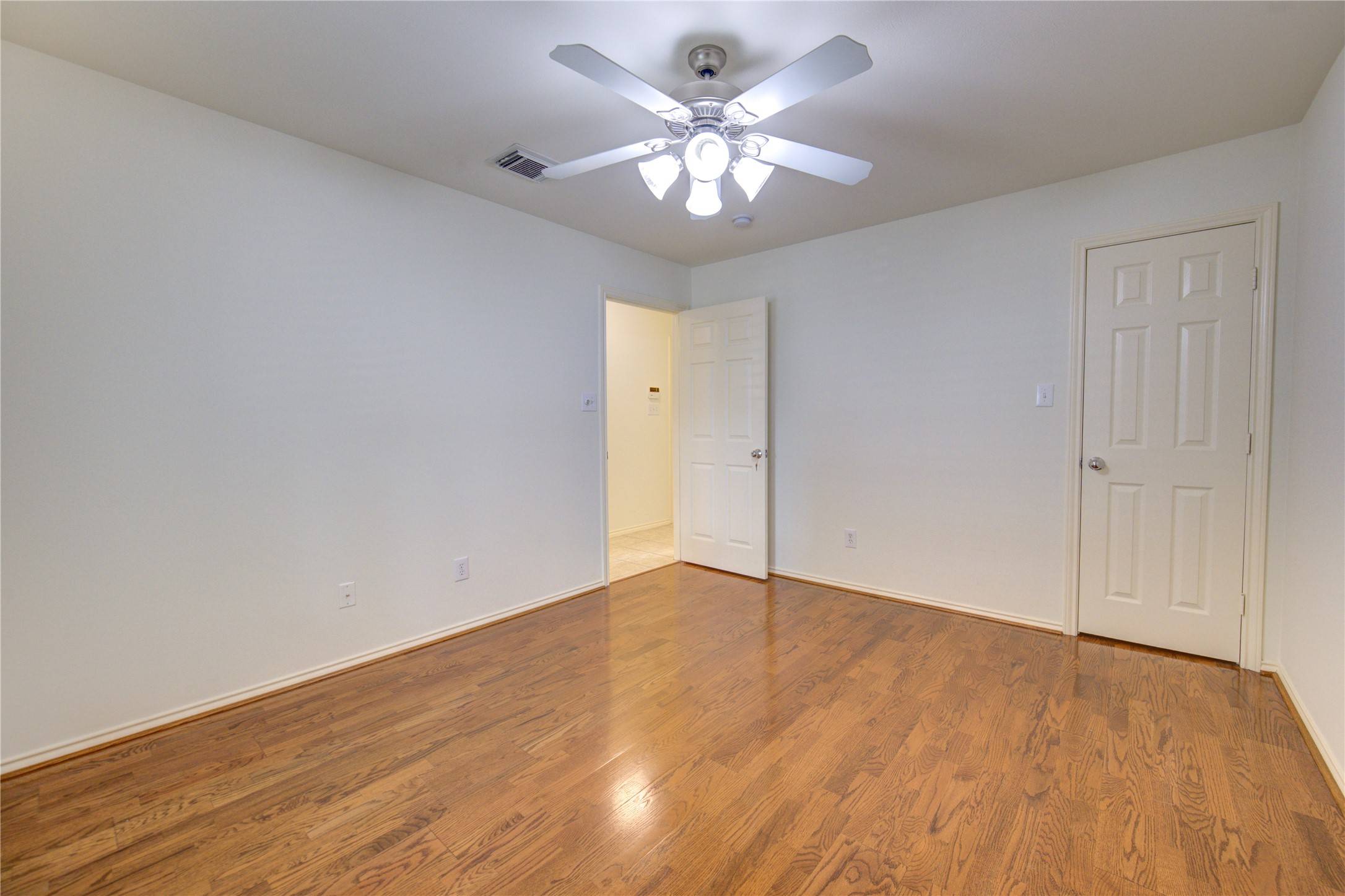 Houston, TX 77007,830 W Heights Hollow LN