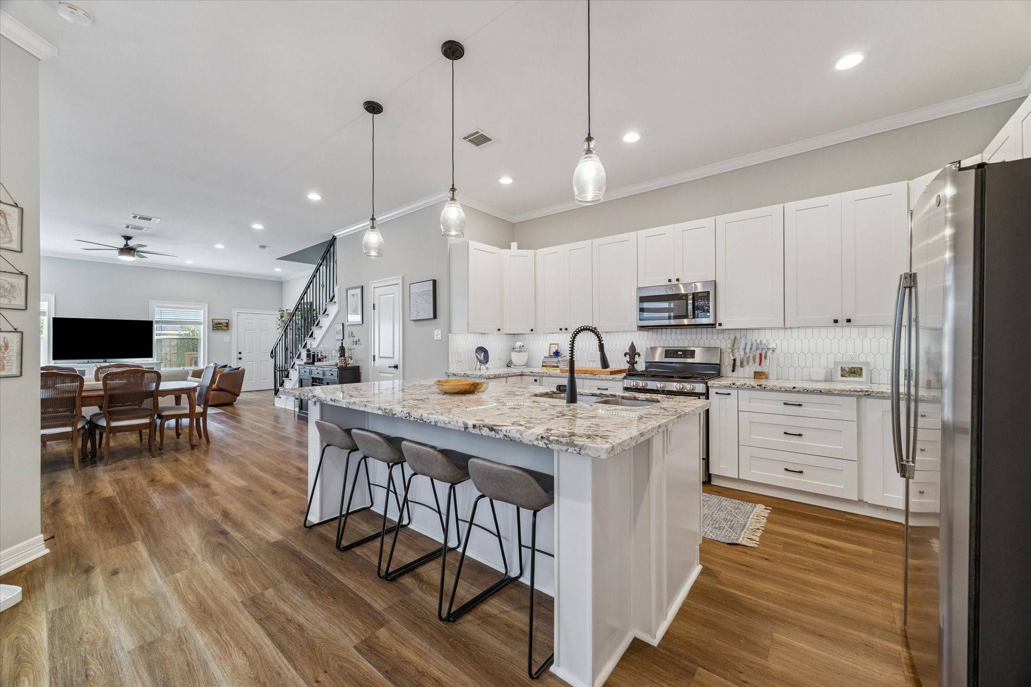 Houston, TX 77018,320 E 39th ST