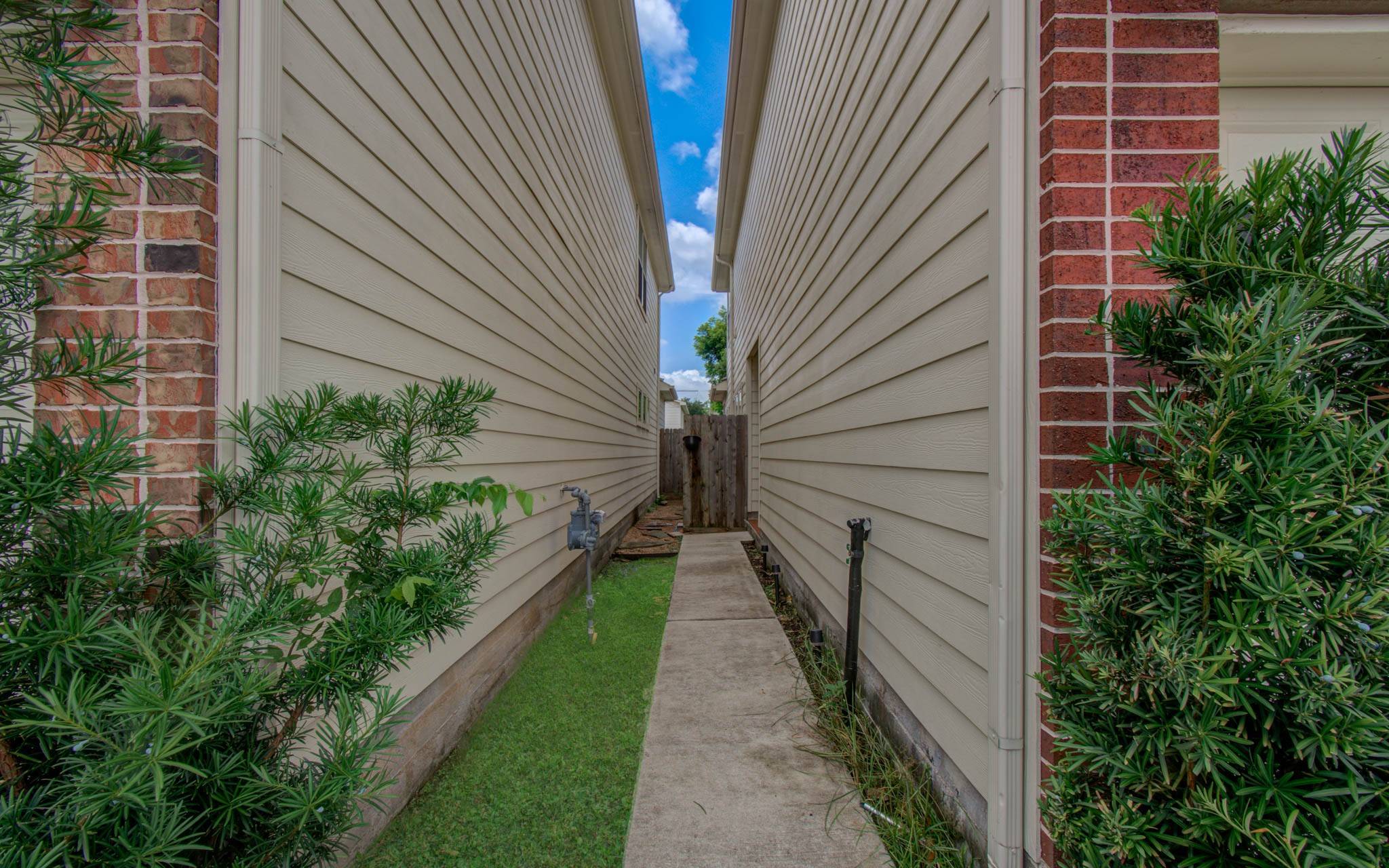 Houston, TX 77022,624 E 39th ST