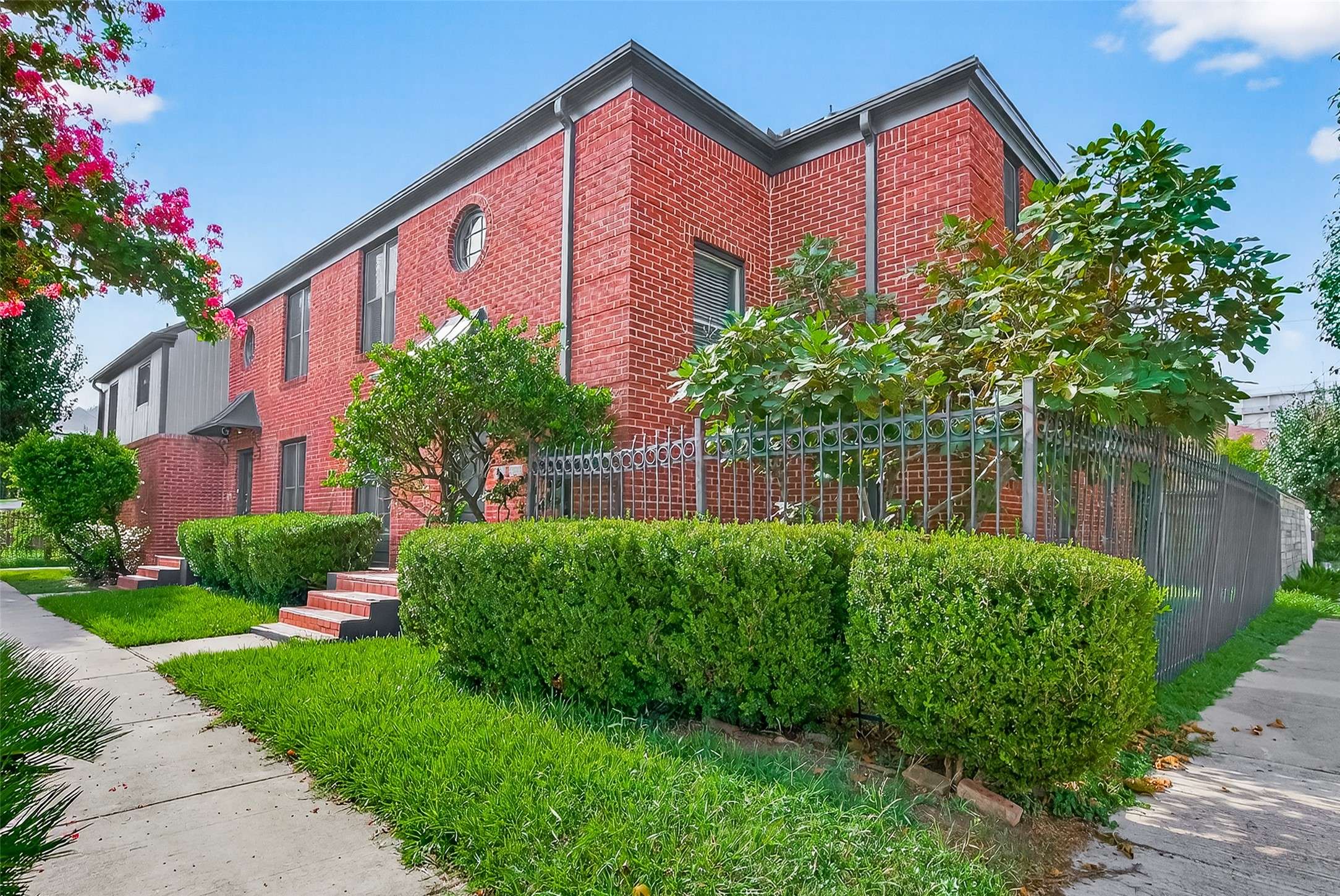 Houston, TX 77006,715 W Main ST