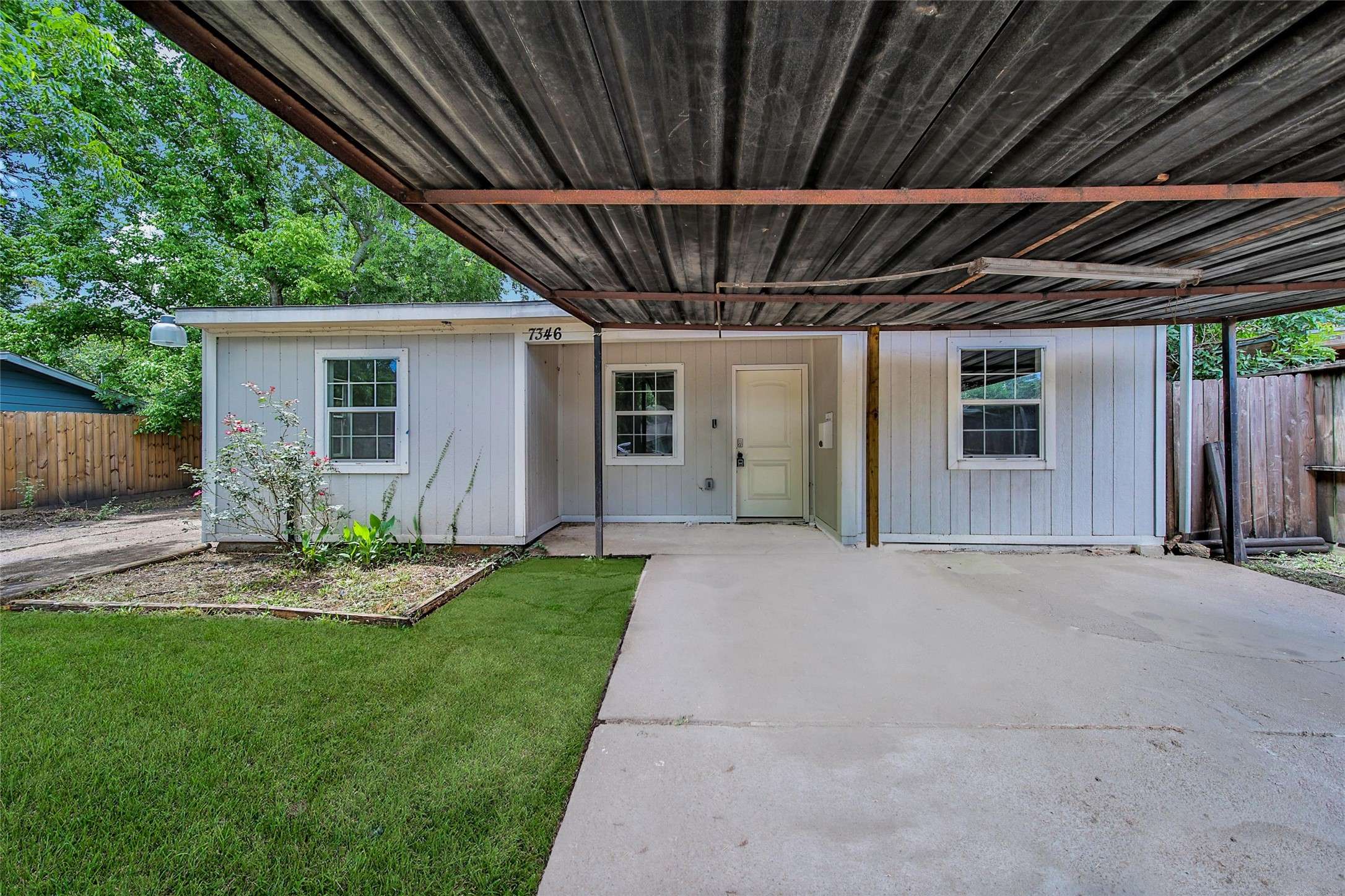 Houston, TX 77033,7346 Calais RD